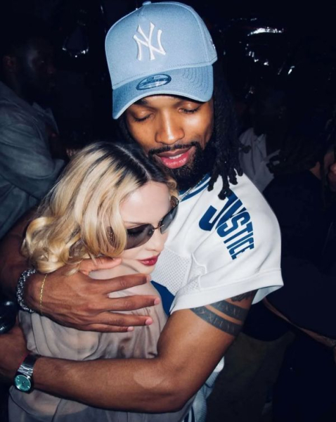 Американська виконавиця Мадонна, котра в серпні зустріла 67-річчя, повідомила про заручини зі своїм молодим обранцем. Гравець у футбол Акім Морріс молодший за свою майбутню дружину на 37 років. Любові всі роки підвладні: Мадонна бере шлюб з коханим, молодшим на 37 років | INFBusiness