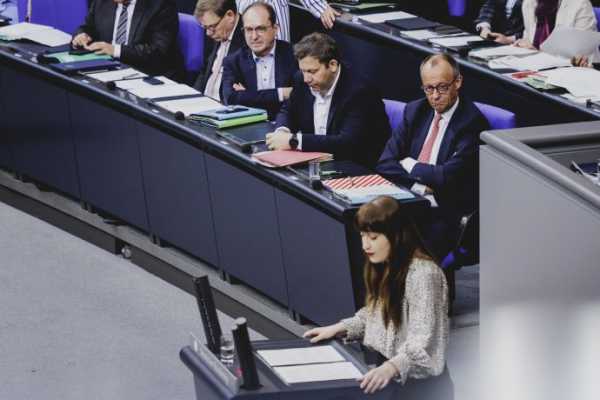 Хоча геополітична напруженість між США та Китаєм тисне на фондові ринки, компанії, що займаються майнінгом біткойнів, шукають нові способи забезпечити своє майбутнє. Нещодавня заборона на іноземні чіпи штучного інтелекту в Китаї впливає не лише на Nvidia, AMD та Intel, вона також прискорює стратегічний зсув: капітал та інновації переміщуються з традиційних фінансових ринків до фізичної обчислювальної інфраструктури. Це все більше об'єднує майнерів біткойнів та компанії, що займаються штучним інтелектом, в один промисловий контекст. Майнери біткойнів покладаються на штучний інтелект – ось як Китай змінює ринок | INFBusiness