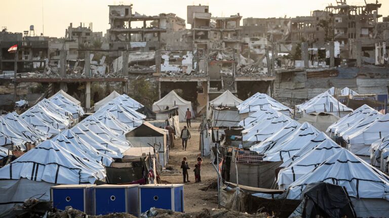 Зі снігом у Газі мешканці хвилюються про житло, їжу та повені.