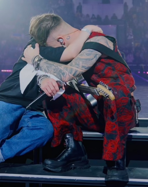 Співак не втримав сліз, згадуючи своє дитинство "Дідуся, міста, гітари більше немає": відомий музикант не стримав сліз на виступі (знімки) | INFBusiness