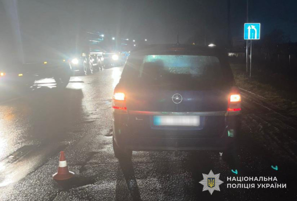 У Львівській області, де нещодавно в жахливій автокатастрофі померли четверо військовослужбовців, трагічно загинула жінка, на яку наїхали чотири транспортні засоби. Правоохоронці з’ясовують ідентичність померлої. Жахлива аварія біля Львова: жінку збили чотири автівки поспіль (фото) | INFBusiness