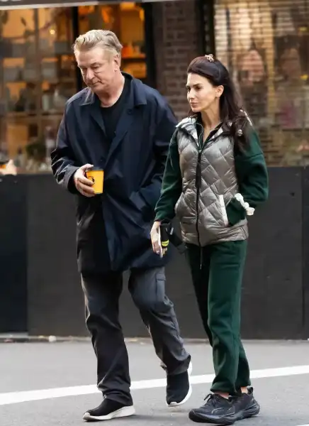 Папараці: Алек та Хіларія Болдуїни вибралися з дому за кавою | INFBusiness