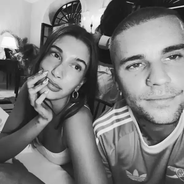 Хейлі Бібер пристрасно поцілувала чоловіка на дні народження Кендал Дженнер | INFBusiness