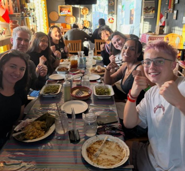 Нокс Леон, син Анджеліни Джолі та Бреда Пітта, котрий цього літа одержав водійські права та навіть повозив маму по Лос-Анджелесу, разом зі своєю сестрою-двійнятком Вів'єн є наймолодшими дітьми колишньої пари з Голлівуду. Аж ніяк не зубрило: нащадок Пітта та Джолі захопився муай-тай і перефарбував шевелюру в рожевий колір. | INFBusiness