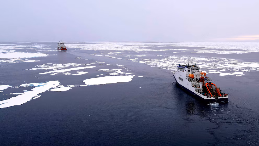 2:56 Фотографія з дрона показує, як китайський дослідницький криголам «Сюелун-2» розбиває лід, щоб прокласти шлях у Північному Льодовитому океані, 5 серпня 2025 року. Лю Шипін/Сіньхуа через Getty Images «Безпрецедентна» кількість китайських кораблів в Арктиці: Міністерство внутрішньої безпеки США | INFBusiness