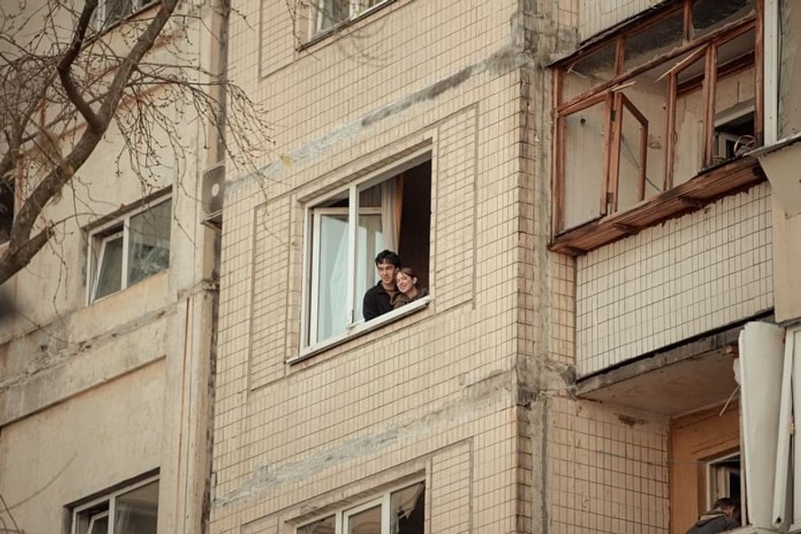 Пара вразила українців міццю духу та відвертими почуттями | Фото: Instagram Поцілунок серед руїн: закохані в обіймах зруйнованого війною дому зворушили інтернет (знімки) | INFBusiness