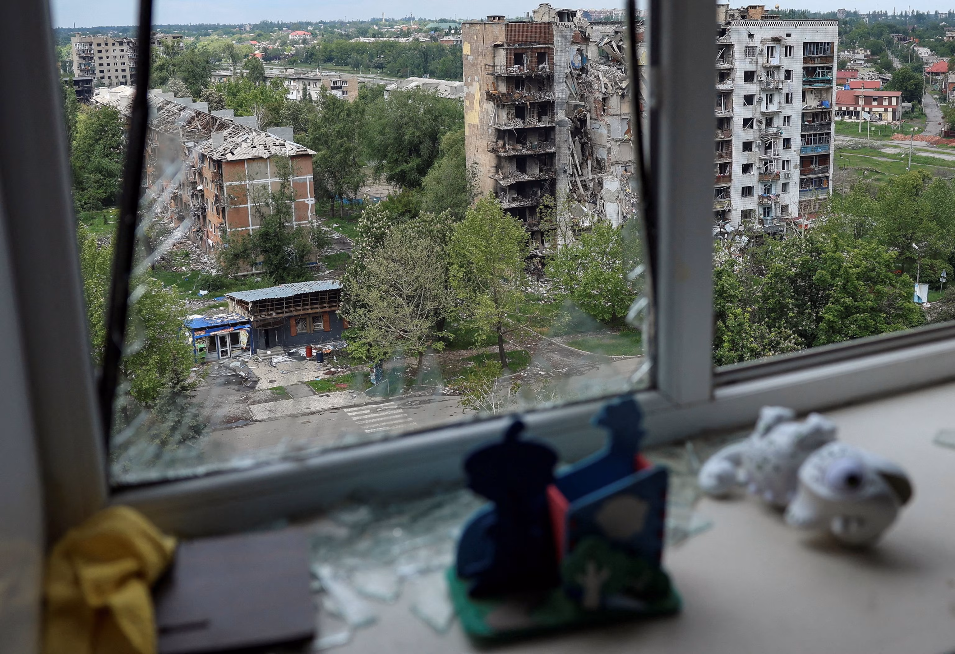 2:37 Українські поліцейські перевіряють територію на наявність мешканців у прифронтовому місті Покровськ у Донецькій області, Україна, 21 травня 2025 року. Анатолій Степанов/Reuters Україна може втратити Покровськ після 18-місячної битви на виснаження | INFBusiness