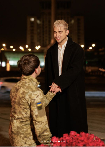 Шокуюче освідчення: Меловін побрався з бійцем ЗСУ на Майдані Незалежності, Київ (фото) | INFBusiness