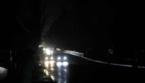 У понеділок майже по всій Україні світло вимикатимуть протягом дня і ночі.