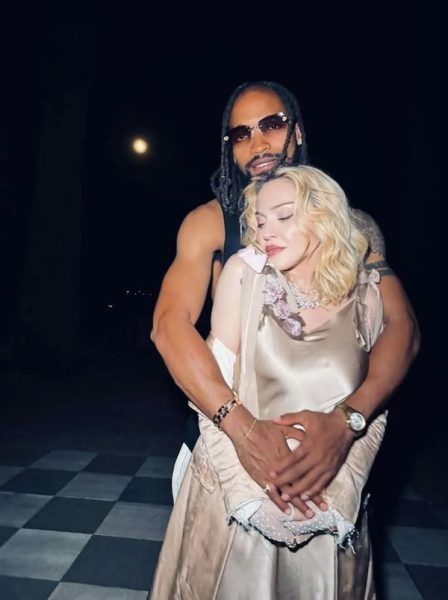 Американська виконавиця Мадонна, котра в серпні зустріла 67-річчя, повідомила про заручини зі своїм молодим обранцем. Гравець у футбол Акім Морріс молодший за свою майбутню дружину на 37 років. Любові всі роки підвладні: Мадонна бере шлюб з коханим, молодшим на 37 років | INFBusiness