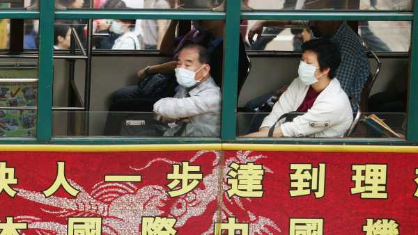 Пасажири трамвая в Гонконзі під час епідемії SARS. (Зображення: Крістіан Кінан через Getty Images) КОРОТКІ ФАКТИ Історія науки: «Нульовий пацієнт» захворів на SARS, старшого родича COVID — 16 листопада 2002 року | INFBusiness