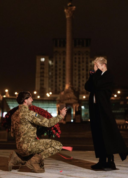 Шокуюче освідчення: Меловін побрався з бійцем ЗСУ на Майдані Незалежності, Київ (фото) | INFBusiness