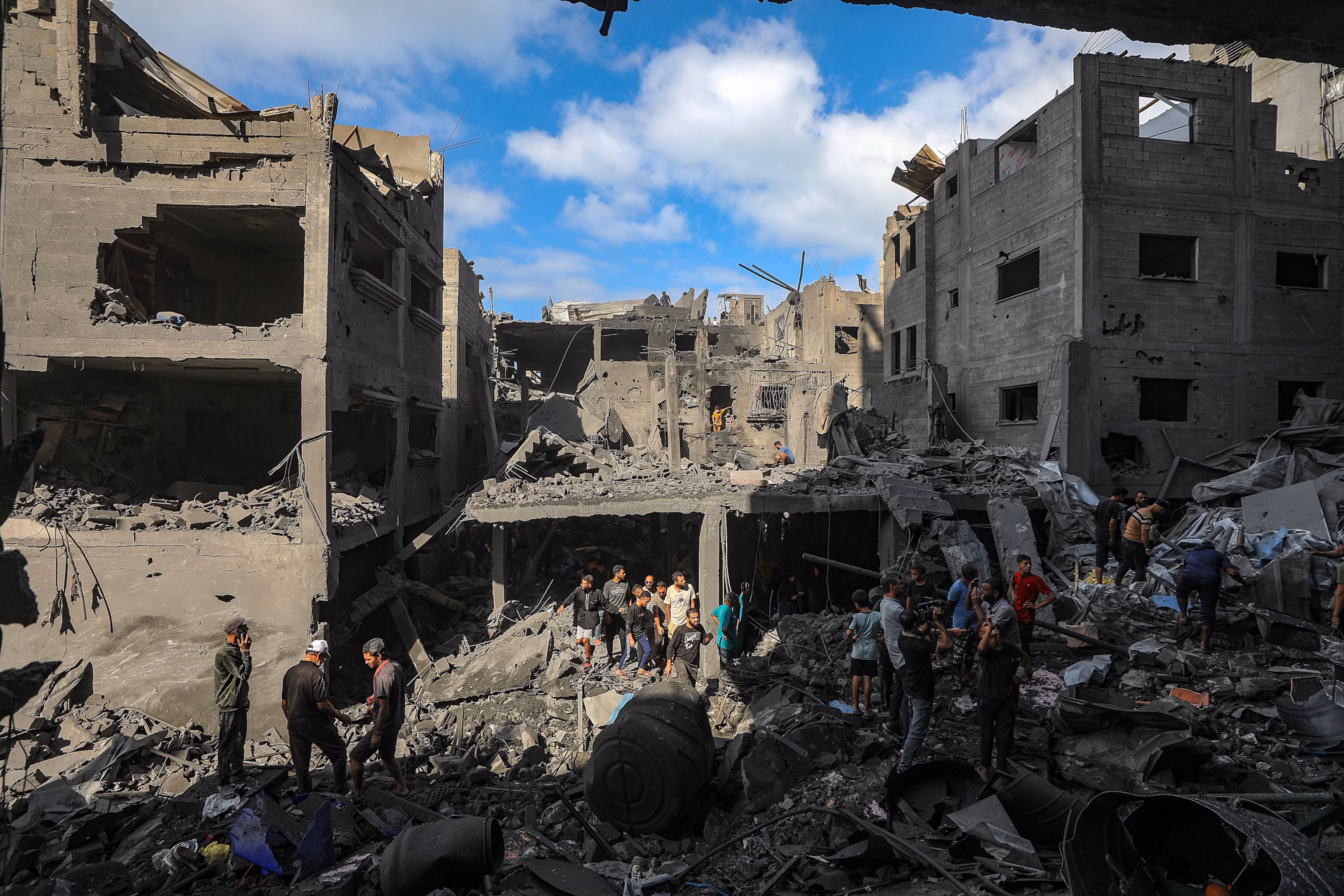 3:15 Звільнені палестинські в'язні, звільнені Ізраїлем у рамках обміну заручниками та полоненими та угоди про припинення вогню між ХАМАС та Ізраїлем, жест, у Хан-Юнісі на півдні сектора Газа, 13 жовтня 2025 року. Рамадан Абед/Reuters Гуманітарний працівник у Газі описує сліди ймовірних тортур на тілах загиблих палестинців | INFBusiness