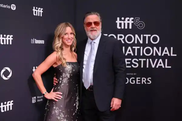 Рассел Кроу прокоментував різницю у віці зі своєю дівчиною | INFBusiness