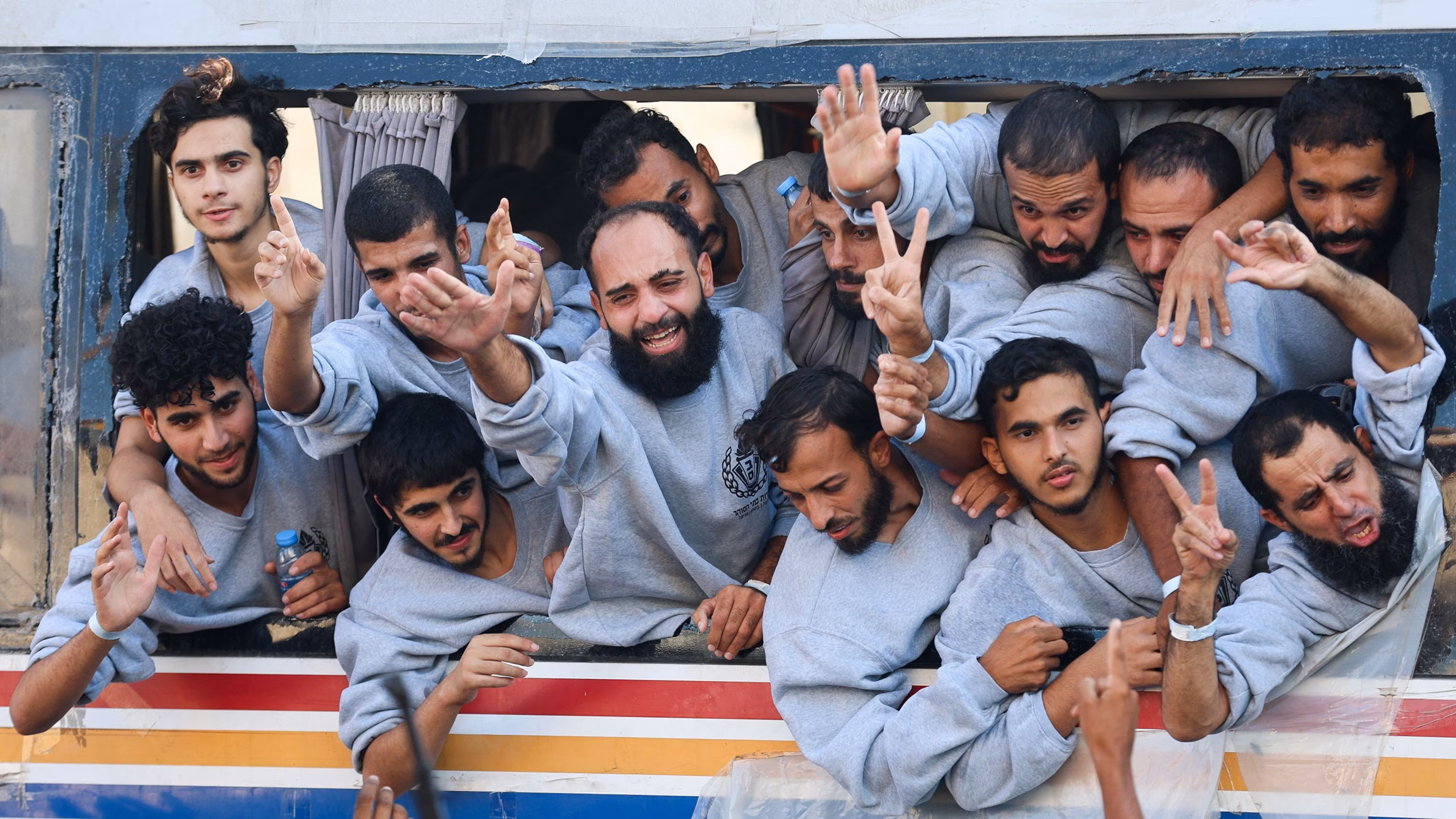 3:15 Звільнені палестинські в'язні, звільнені Ізраїлем у рамках обміну заручниками та полоненими та угоди про припинення вогню між ХАМАС та Ізраїлем, жест, у Хан-Юнісі на півдні сектора Газа, 13 жовтня 2025 року. Рамадан Абед/Reuters Гуманітарний працівник у Газі описує сліди ймовірних тортур на тілах загиблих палестинців | INFBusiness