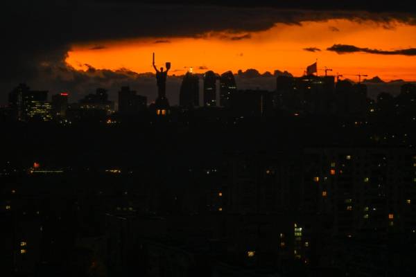 Відключення світла: як це працює 15.11.2025 09:00 Укрінформ Фахівці з енергетики пояснили, чому відключення можуть впроваджуватися не в усіх регіонах, а розклади несподівано змінюватися Вимкнення електроенергії: механізм дії | INFBusiness