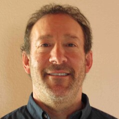 Токсиколог пояснює, коли можна безпечно зрізати запліснявілу частину з їжі, а коли найкраще її викинути | INFBusiness