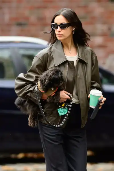 / Папараці Ірина Шейк вигулює собаку у центрі Нью-Йорка | INFBusiness