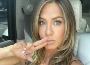 Дженніфер Еністон вперше поділилася у соцмережах фото з новим бойфрендом | INFBusiness