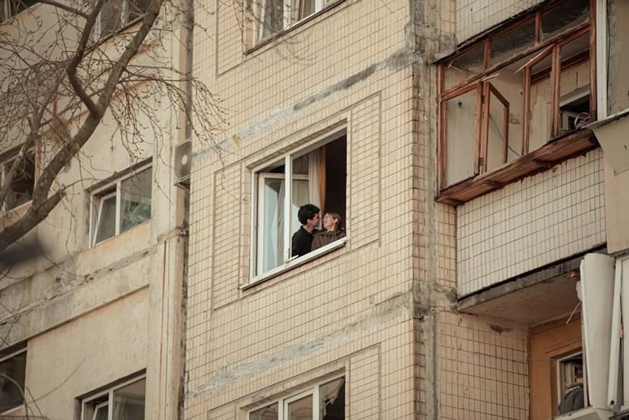 Пара вразила українців міццю духу та відвертими почуттями | Фото: Instagram Поцілунок серед руїн: закохані в обіймах зруйнованого війною дому зворушили інтернет (знімки) | INFBusiness