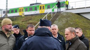 Прем'єр-міністр Польщі Дональд Туск заявив, що вибух на залізничній колії, що з'єднує столицю Варшаву з південно-східним містом Люблін, був «безпрецедентним актом саботажу». | INFBusiness