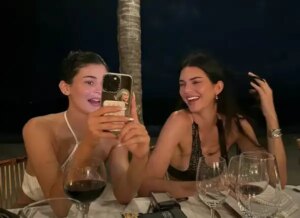 Кендалл Дженнер постановки топлес на пляжі. | INFBusiness