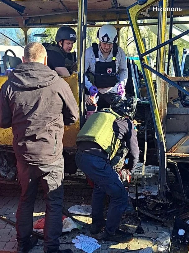 У Нікополі росіяни вдарили FPV-дроном по автобусу, що під’їжджав до зупинки. Фото: Микола Лукашук.