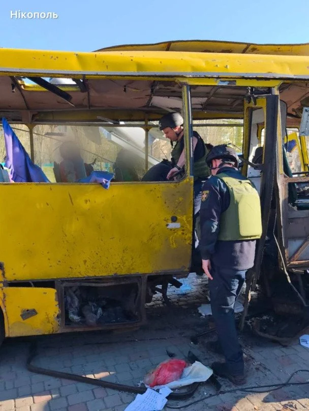 РФ атакувала FPV-дроном міський автобус у центрі Нікополя. Фото: Микола Лукашук.