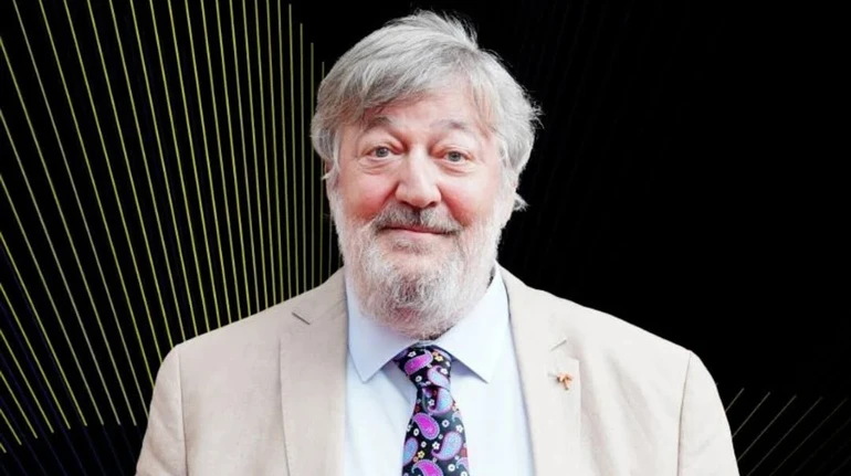 Стівен Фрай судиться після падіння зі сцени: хто винен у переломах