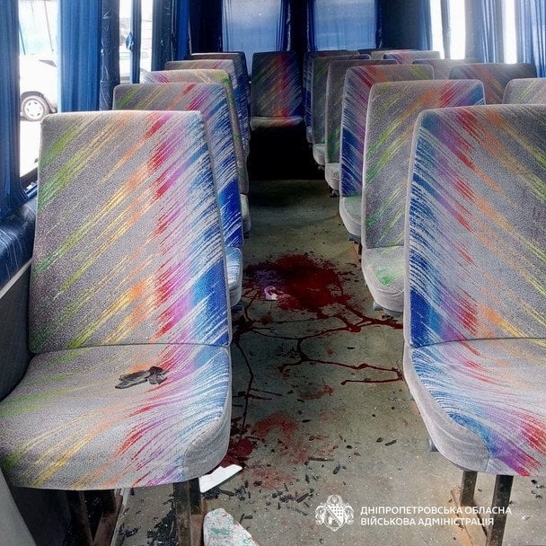 Російські війська вдруге за день обстріляли автобус з пасажирами неподалік Нікополя, є численні постраждалі. 1 Росія вдруге за день атакувала автобус на Дніпропетровщині. / © Дніпропетровська ОВА