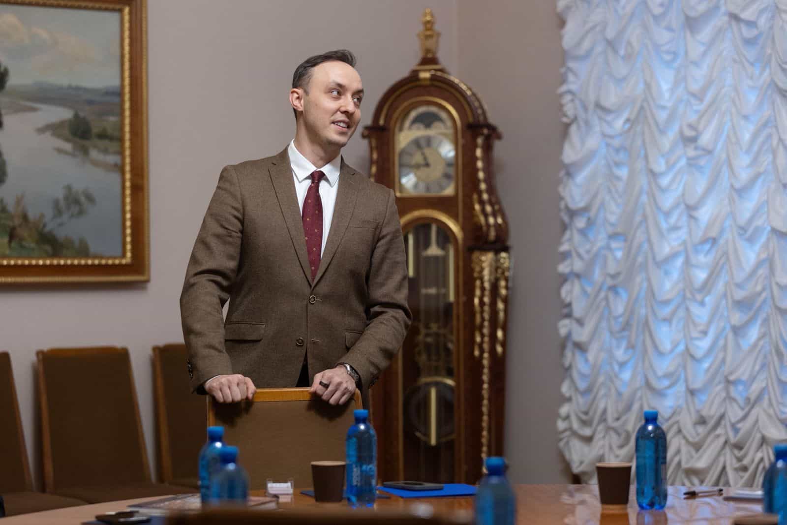 Електроніка, целюлоза і кошти: як Україна відстежує західні компоненти в російській зброї - інтервʼю з Уповноваженим Президента з санкційної політики Владиславом Власюком 4