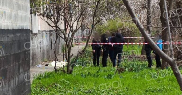 Жорстоке вбивство жінки в Кривому Розі: нападник вдарив ножем та викинув з вікна. 5 Жорстоке вбивство жінки в Кривому Розі: нападник вдарив ножем та викинув з вікна. 4