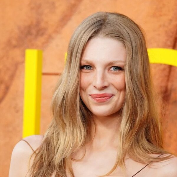 Акторка Гантер Шафер у прозорій сукні, розшитій паєтками, виглядала сліпуче на прем’єрному показі, демонструючи новий погляд на леопардовий принт.