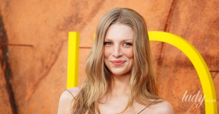 Акторка Гантер Шафер у прозорій сукні, розшитій паєтками, виглядала сліпуче на прем'єрному показі, демонструючи новий погляд на леопардовий принт. 1 Акторка Гантер Шафер у прозорій сукні, розшитій паєтками, виглядала сліпуче на прем'єрному показі, демонструючи новий погляд на леопардовий принт. 1