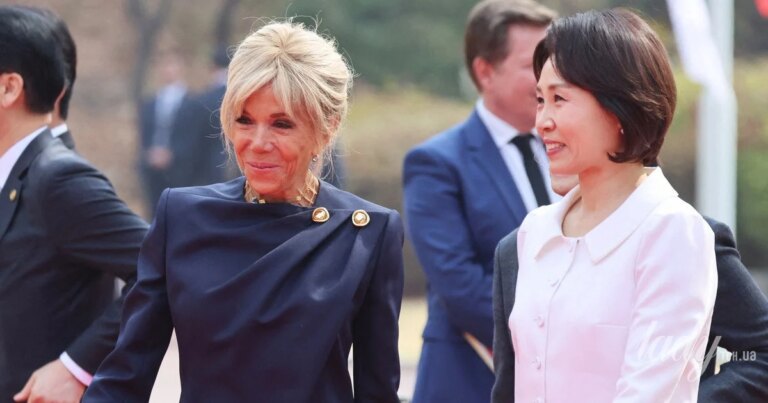 У спідниці зі складками та жакеті з асиметричним кроєм, прикрашеному золотими ґудзиками: образ Бріжит Макрон на церемонії в Сеулі 8