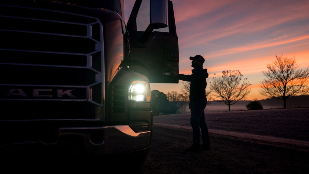 Каліфорнія заблокувала 160-тисячну фуру: водій-іммігрант втратив тисячі доларів 1