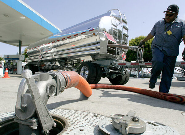 Ухиляйтеся від електромобілів: нафтарі радять їздити менше