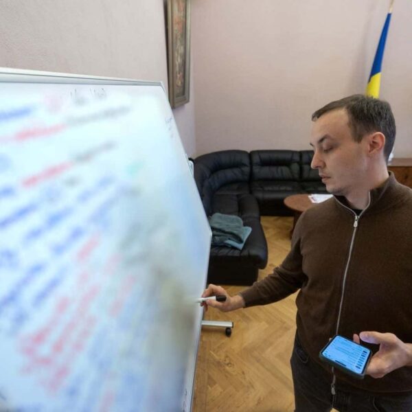 Електроніка, целюлоза і кошти: як Україна відстежує західні компоненти в російській зброї – інтервʼю з Уповноваженим Президента з санкційної політики Владиславом Власюком