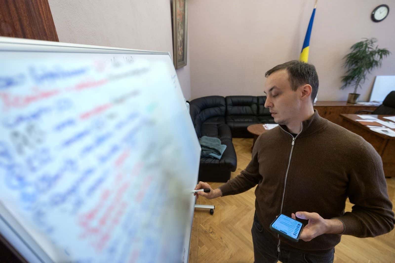 Електроніка, целюлоза і кошти: як Україна відстежує західні компоненти в російській зброї - інтервʼю з Уповноваженим Президента з санкційної політики Владиславом Власюком 1