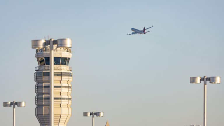 Літаки гавкають і нявкають на диспетчерів: FAA розпочала розслідування 1