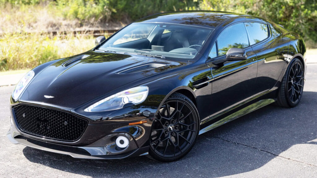 Aston Martin ігнорує тренди: V12 седани повертаються? 1