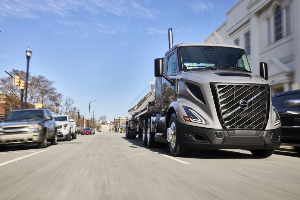 Каліфорнія заблокувала 160-тисячну фуру: водій-іммігрант втратив тисячі доларів 4