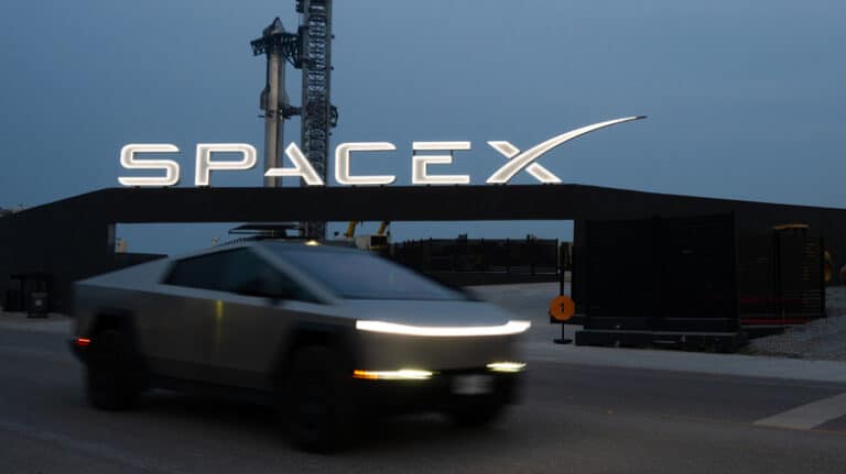 SpaceX купує Tesla Cybertruck: космічні гроші для футуристичних пікапів 1