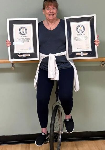 Бабуся на моноколесі: невтомна 69-річна акробатка дивує публіку