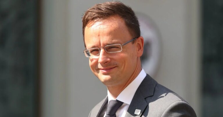 Міністр закордонних справ Угорщини Сіярто був обурений через витік розмови з російським президентом Володимиром Путіним, що спричинило бурхливу реакцію в прямому ефірі. 21 Міністр закордонних справ Угорщини Сіярто був обурений через витік розмови з російським президентом Володимиром Путіним, що спричинило бурхливу реакцію в прямому ефірі. 7