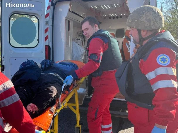 РФ атакувала FPV-дроном міський автобус у центрі Нікополя. Фото: Микола Лукашук.