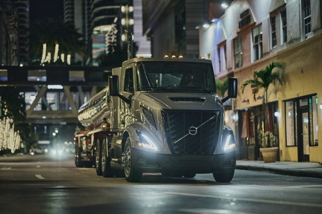 Каліфорнія заблокувала 160-тисячну фуру: водій-іммігрант втратив тисячі доларів 2