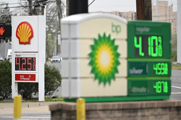 Світові фінанси тремтять: ціни на бензин в США злетіли вище $5 через війну! 1