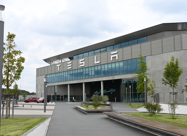 Tesla: податкові “дірки” чи геніальна економія? мільярди в тіні 2025 року