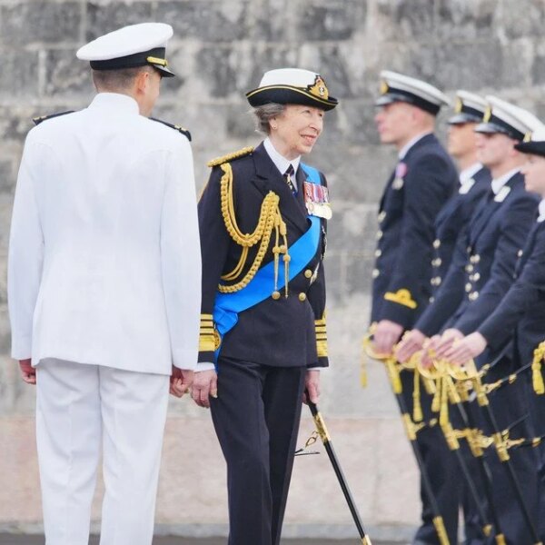 Шок! Принцеса Анна в уніформі, немов звичайний солдат, на параді.